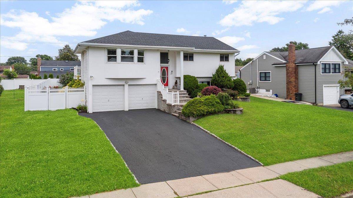 Rare 4 5 Bedroom Hi Ranch in Prime Kings Park Neighborhood !