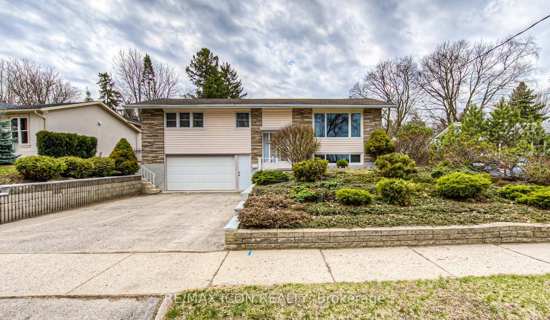 Perfectly located in a great family oriented neighbourhood, this meticulously maintained detached home is ready to move in !