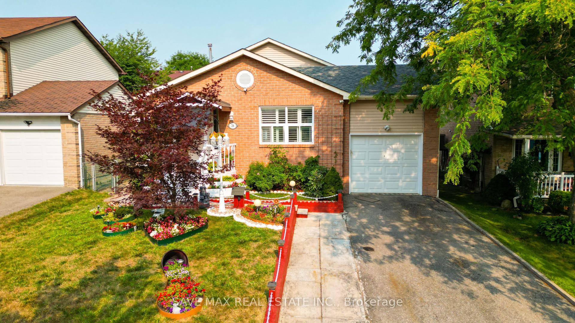 Welcome to this spacious and well maintained 4 2 bedroom detached home located in a convenient Scarborough neighbourhood.