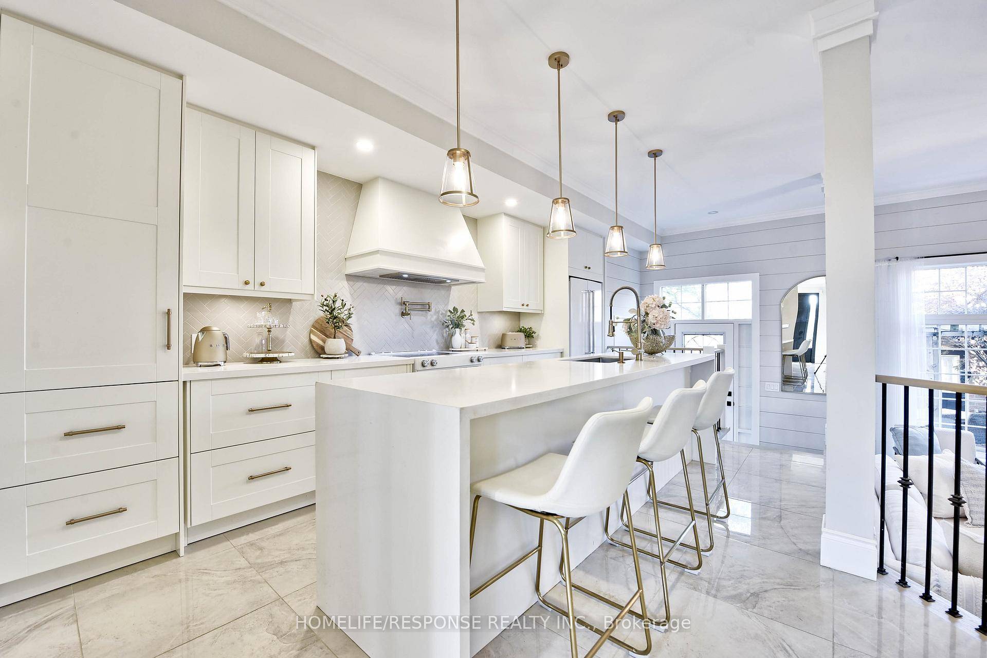 Welcome to 1 of a kind renovated throughout executive freehold town in great Churchill Meadow Neighbourhood.