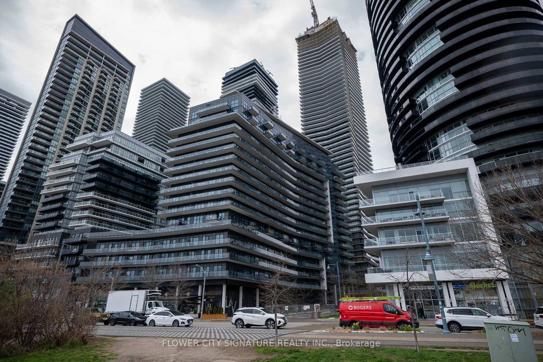 Welcome to THE COVE, a great opportunity to live in a luxurious lakefront Mimico community.