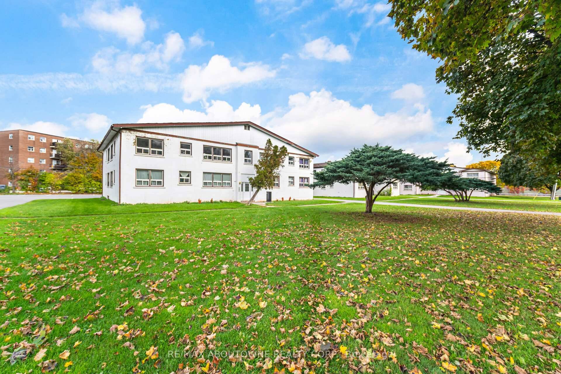2 bus stops away from Oakville main bus, GO amp ; VIA station.