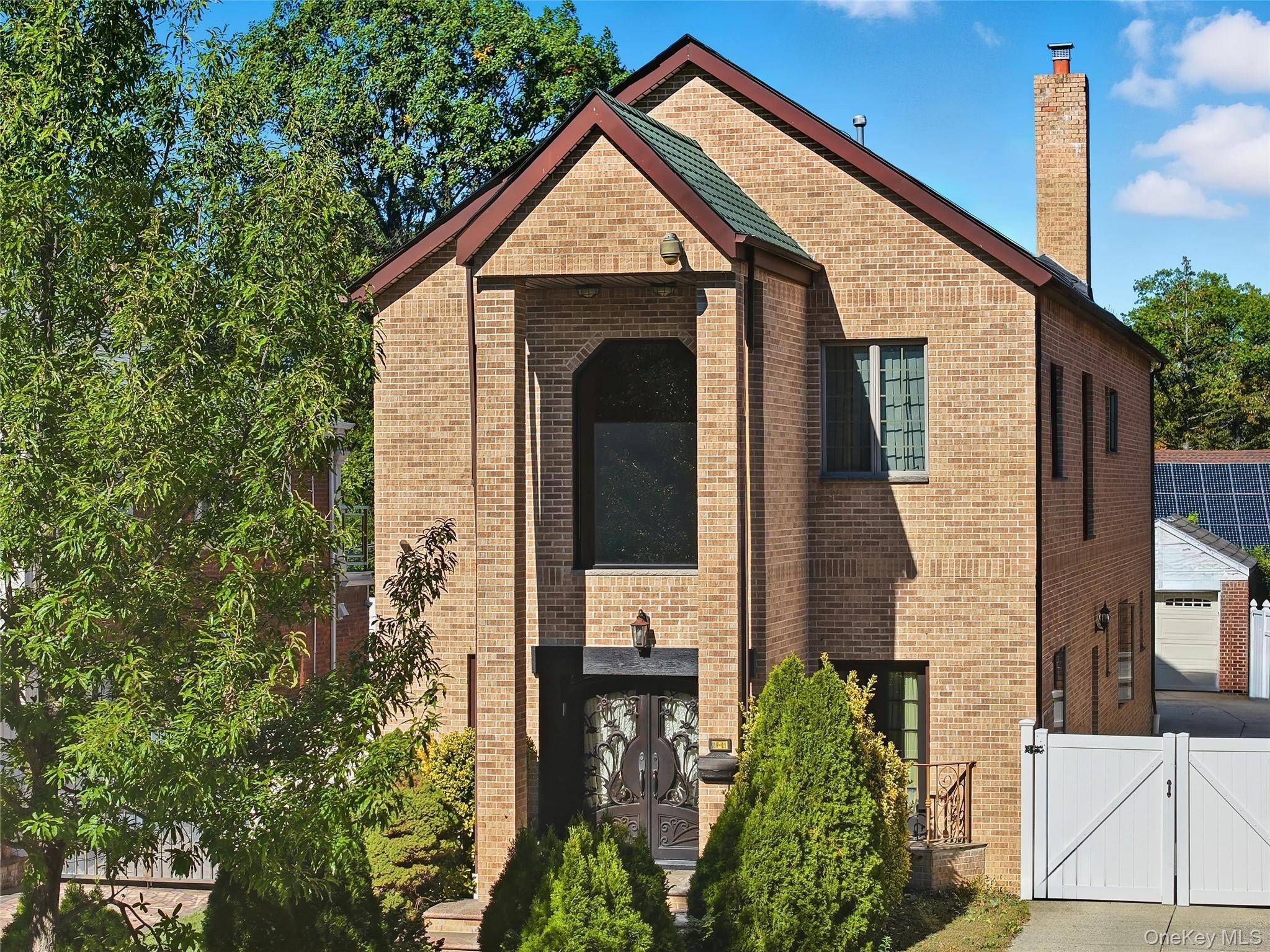 This 2009 built home in Jamaica Estates delivers a spacious, practical layout with all the essentials for modern living.