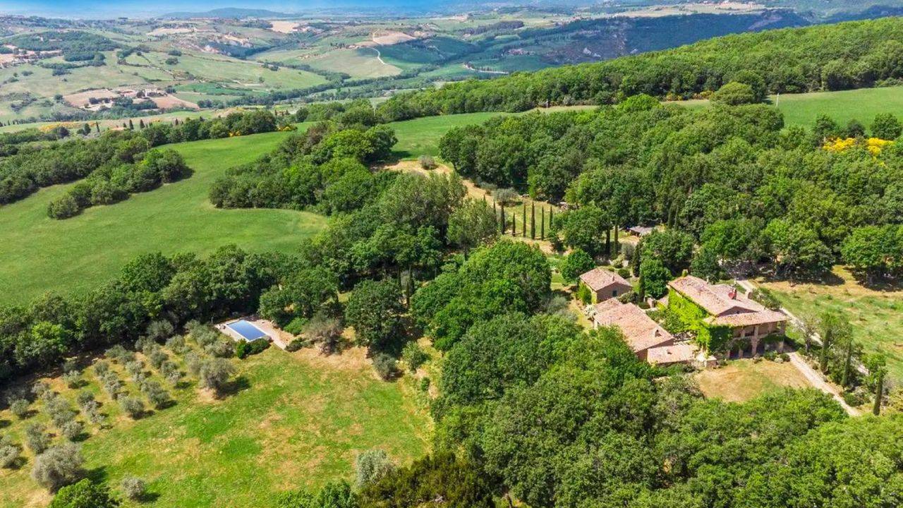 A perfectly restored villa with swimming pool, 5 hectares of land with olive groves and breathtaking views for sale in Pienza, Tuscany.