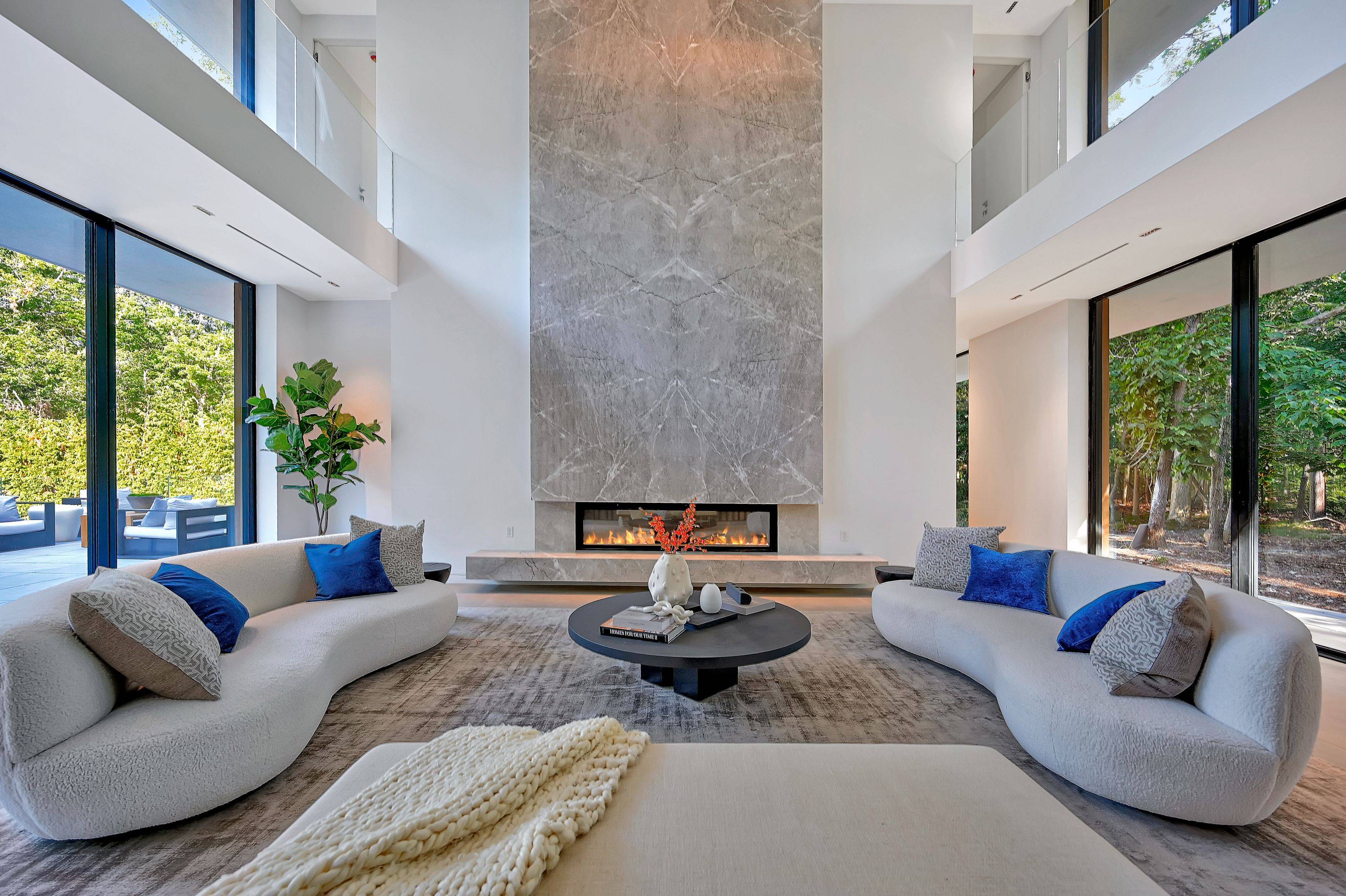 CONTEMPORARY MASTERPIECE: A SEAMLESS BLEND OF LUXURY AND NATURE