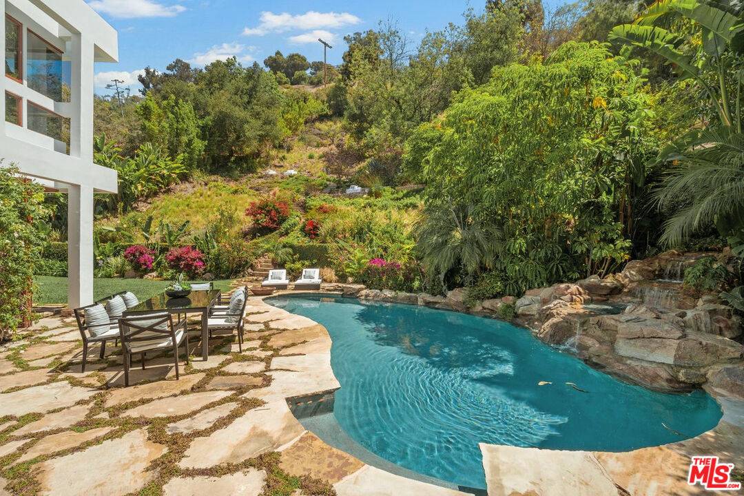 1260  N Bundy Dr 5.0 Brentwood LA