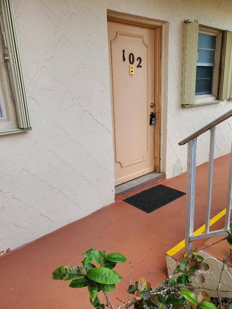 Beautiful Ground Floor Greenway Village Condo available.