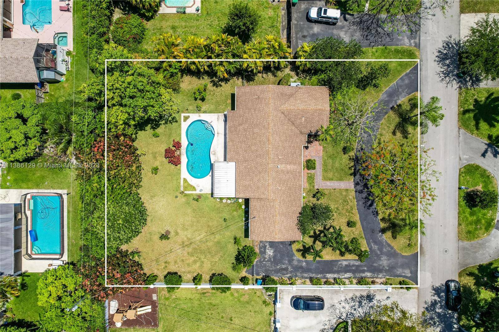 This comfortable 3 bedroom 2 bath home on a spacious 15, 984 sf lot is a peaceful and quiet oasis in the Falls area of Kendall.