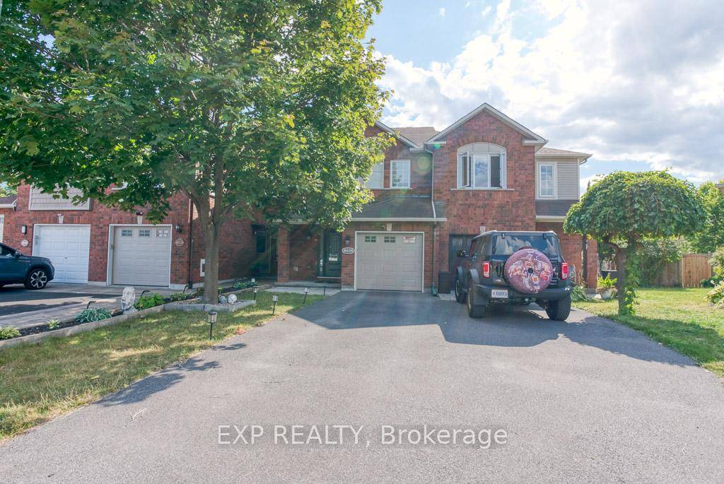 Nestled in the sought after neighborhood of Carson Grove, this well maintained 3 bed 1 and 4 bath townhouse is walking distance to the O Train, Gloucester Mall, SilverCity entertainment ...