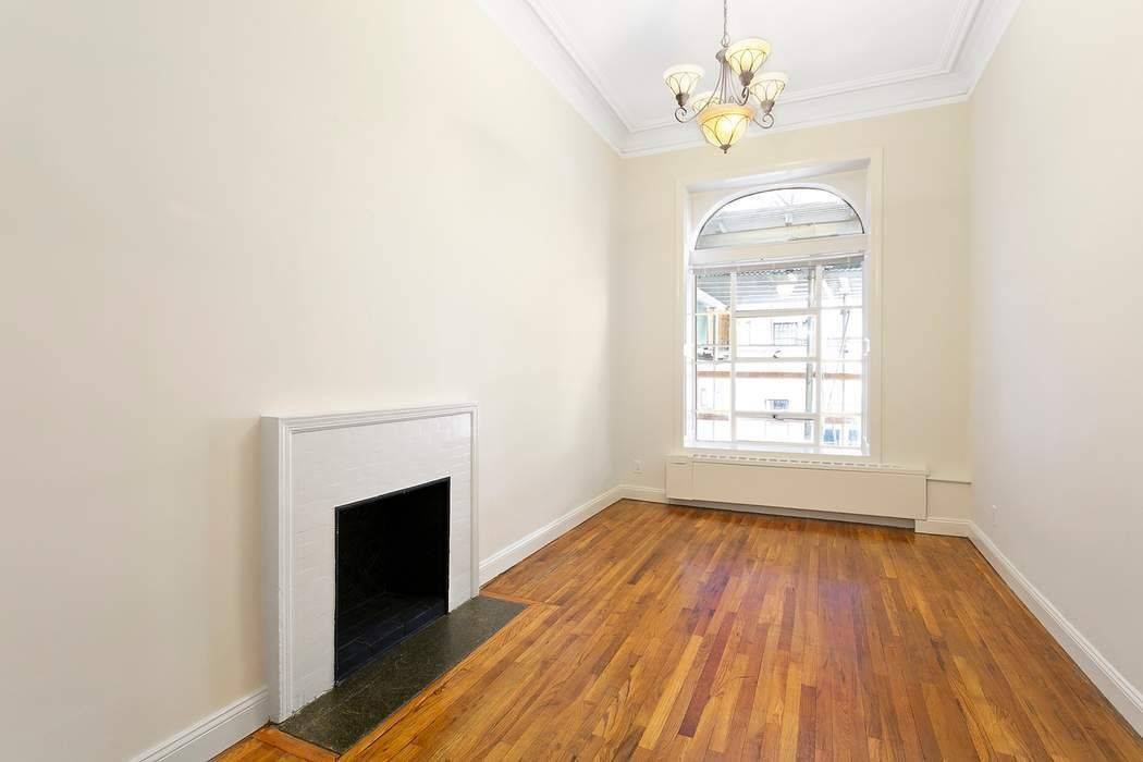 This sun filled, impeccably maintained parlor floor studio is a true hidden gem.