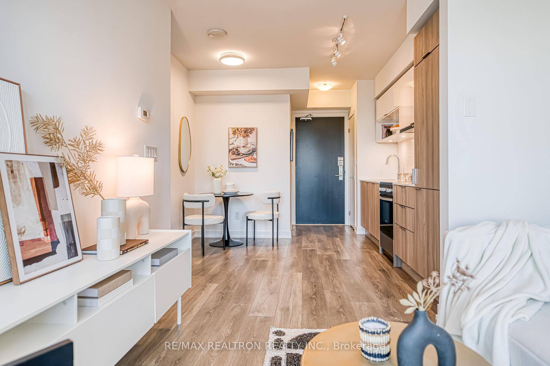 A Bright And Efficient 1 Bedroom Condo In The Vibrant Cabbagetown St.