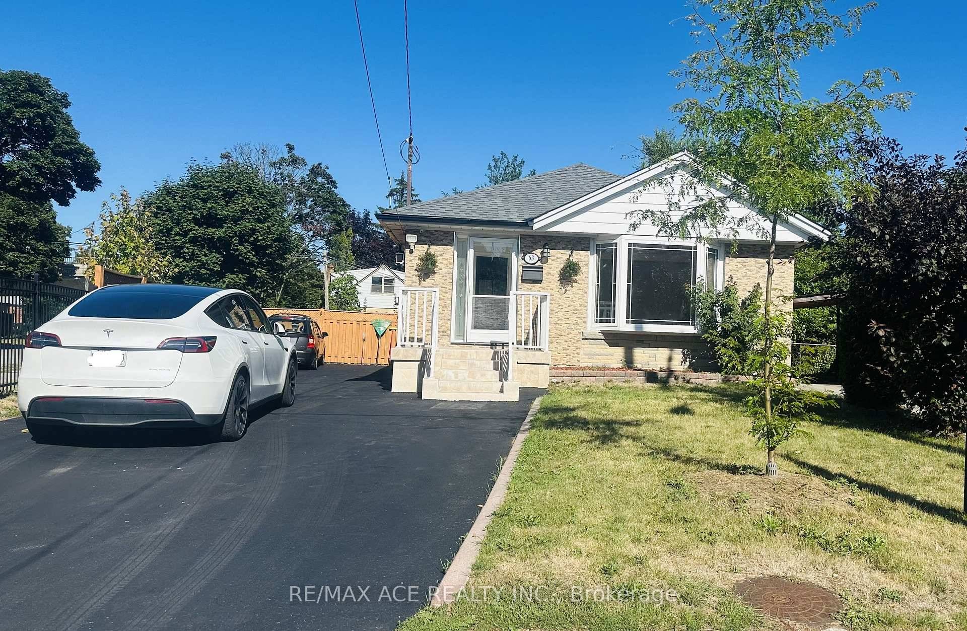 Welcome to 63 Lynvalley Crescent, nestled in the sought after Wexford Maryvale community.