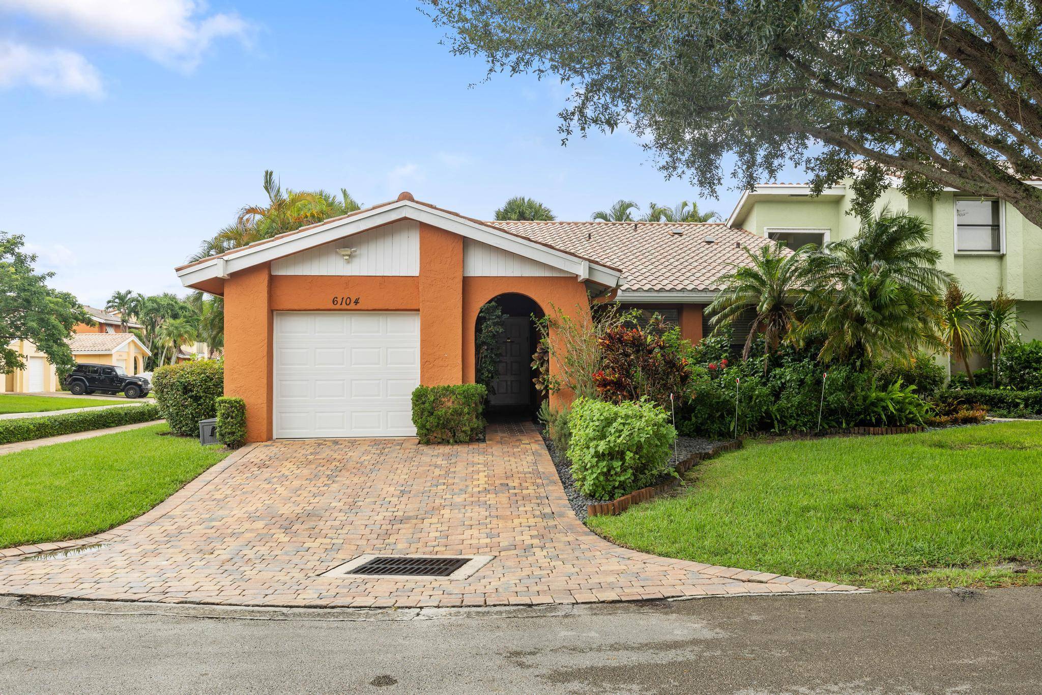 Corner one story end unit villa on large lot, 3 bed villa located in central Boca Raton near I 95, Turnpike.