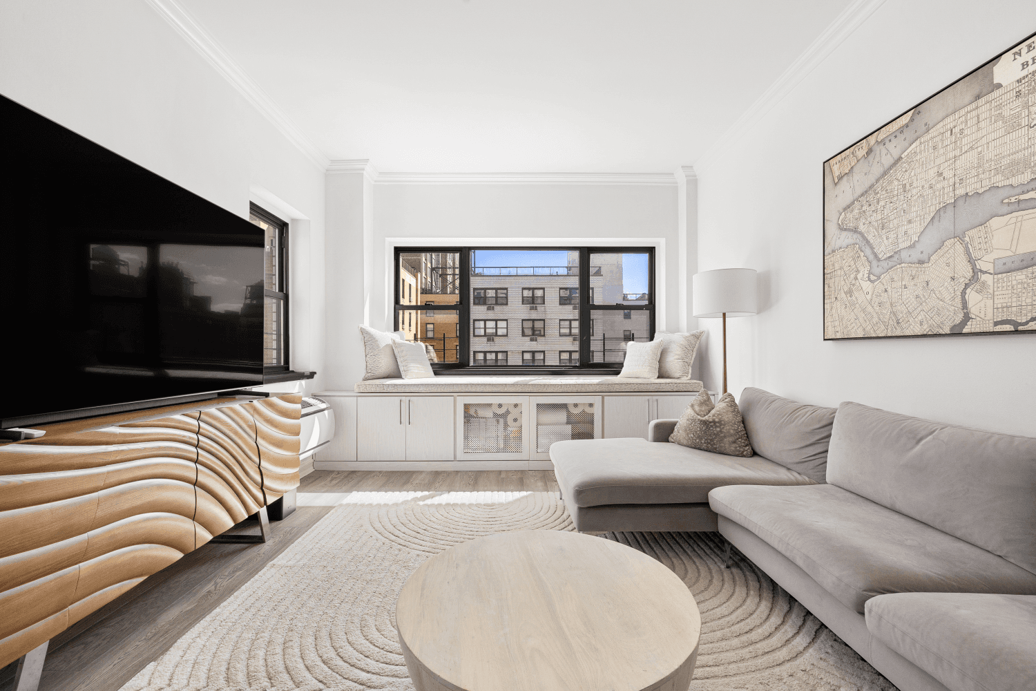 Perched high above Sutton Place, this newly renovated corner one bedroom offers sweeping northern views and a glimpse of the Roosevelt Island Tram making its way across the skyline.