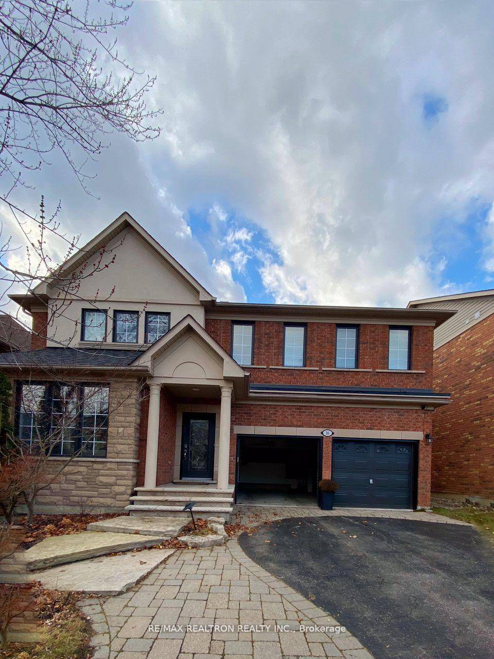 Wonderful amp ; Cozy 2 Bedroom Basement Apartment in Prime Richmond Hill Location !