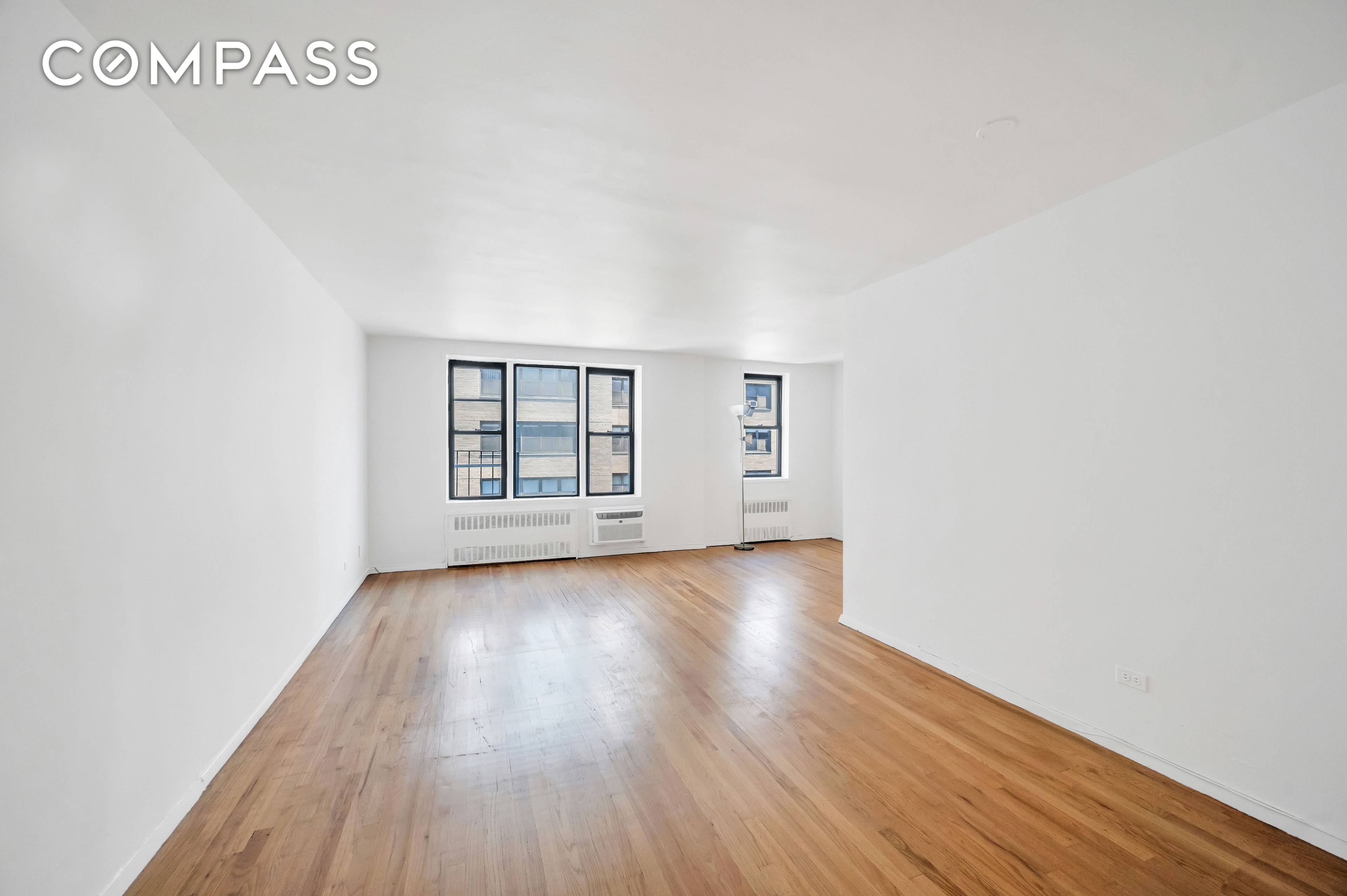 Sunny and quiet top floor alcove studio junior 1 bedroom in an elevator building !