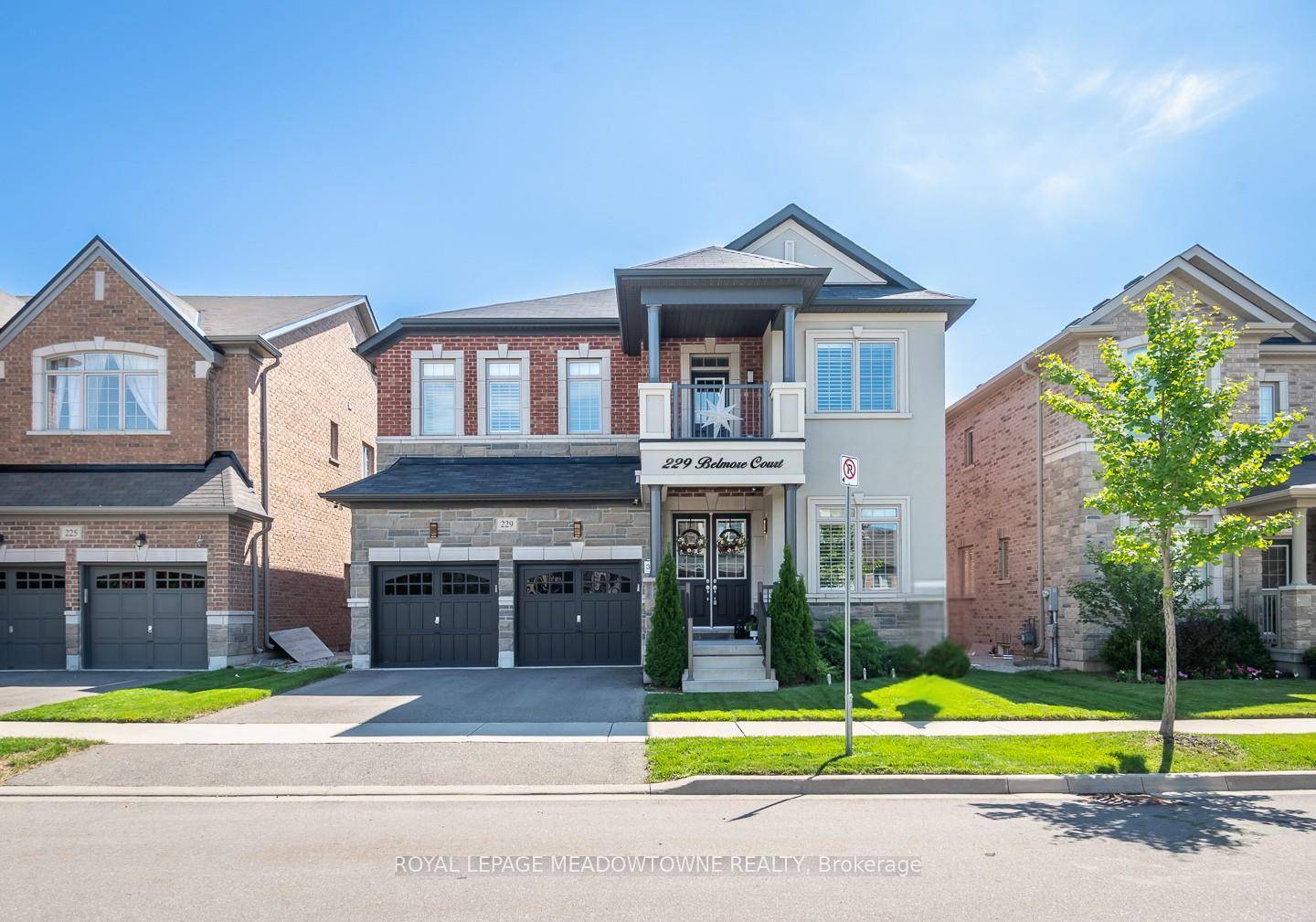 Welcome to this stunning 4 bedroom, 4 bathroom Greenpark home in Miltons highly desirable Ford neighbourhood.