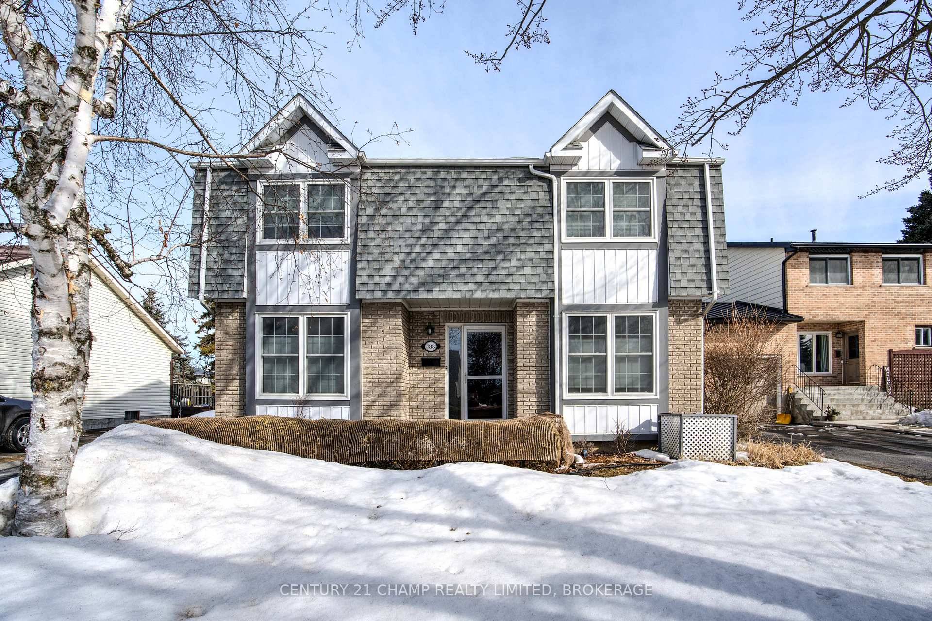 Spacious Backsplit in Cataraqui Woods Backing Onto Parkland !