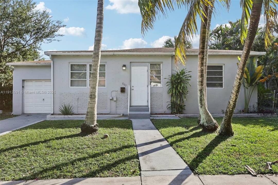 Welcome to this well maintained home in desirable Hollywood.