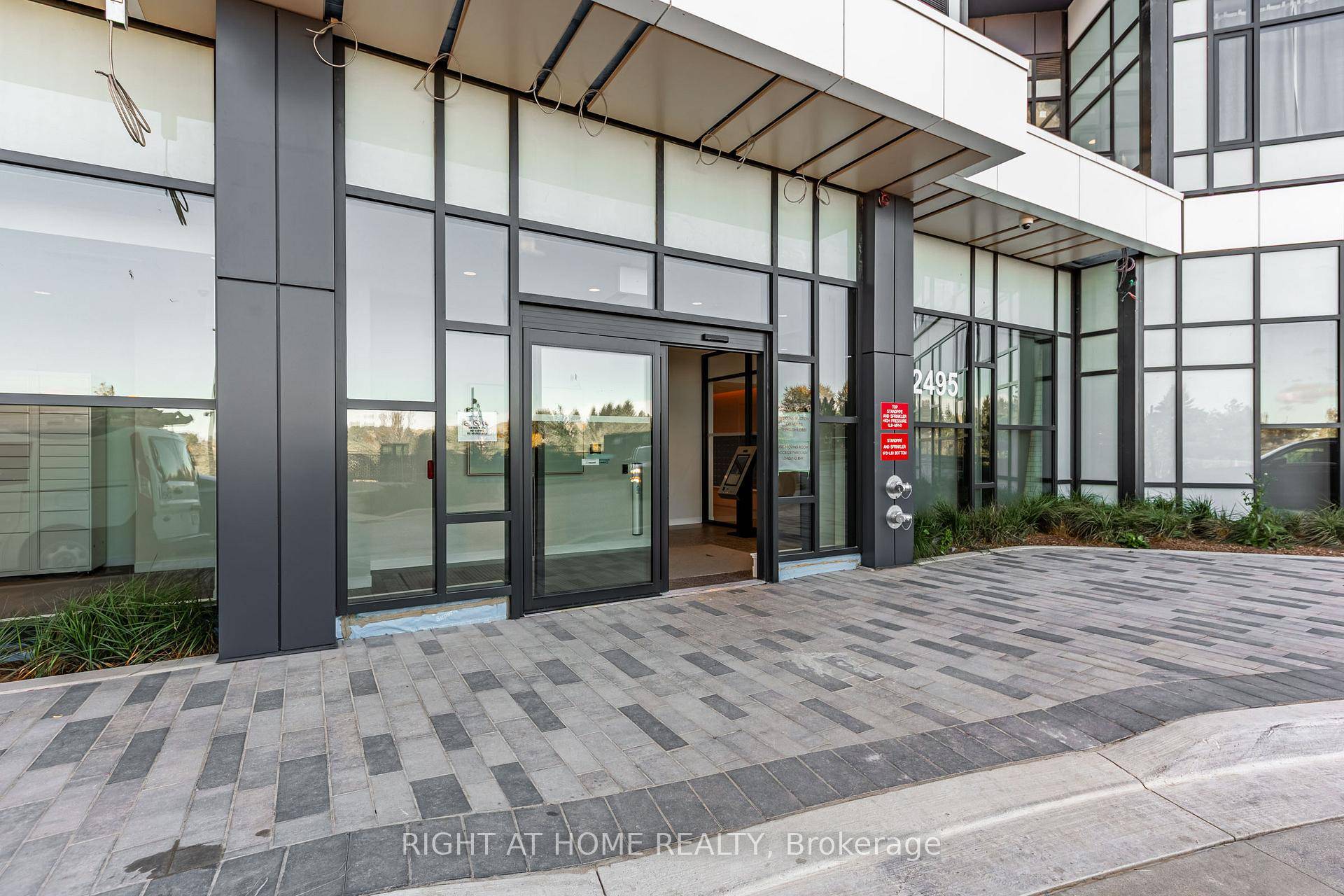 Brand New upgraded Corner Unit of luxury living at Erin Mills Pkwy and Eglinton Ave with clear views, Top Schools, Credit Valley Hospital amp ; Highway Access.