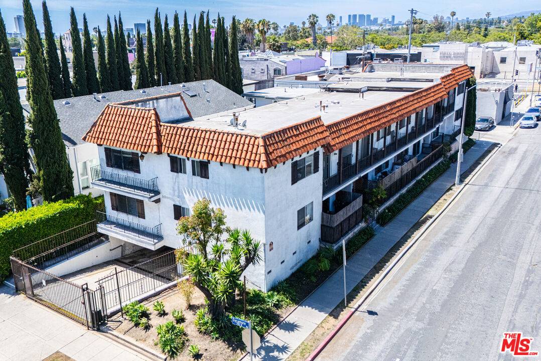 7050 Waring Ave 20BR Hancock Park La