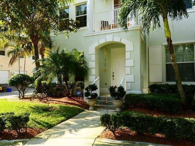 END UNIT TOWN HOME, DARKWOOD FLOORS THROUGHOUT, KITCHEN WITH GRANITE, 42'' CABINETS PULL OUTS AND BREAKFAST BAR AND FORMAL DINING AREA.