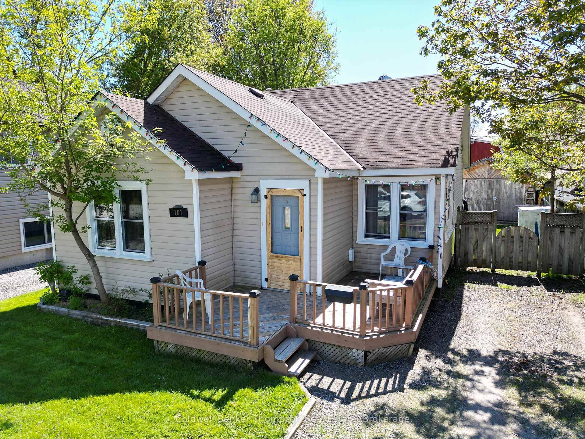 Welcome to your perfect getaway or year round home, ideally located in the sought after Ferris area, just a short 300 meter stroll to public beach access on the beautiful ...