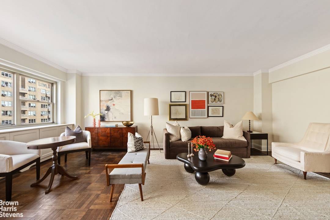 HIGH FLOOR 3 BEDROOM OVER PARK AVENUE A rare and coveted high floor corner home with nearly 40 feet of frontage over Park Avenue and vistas of the Empire State ...