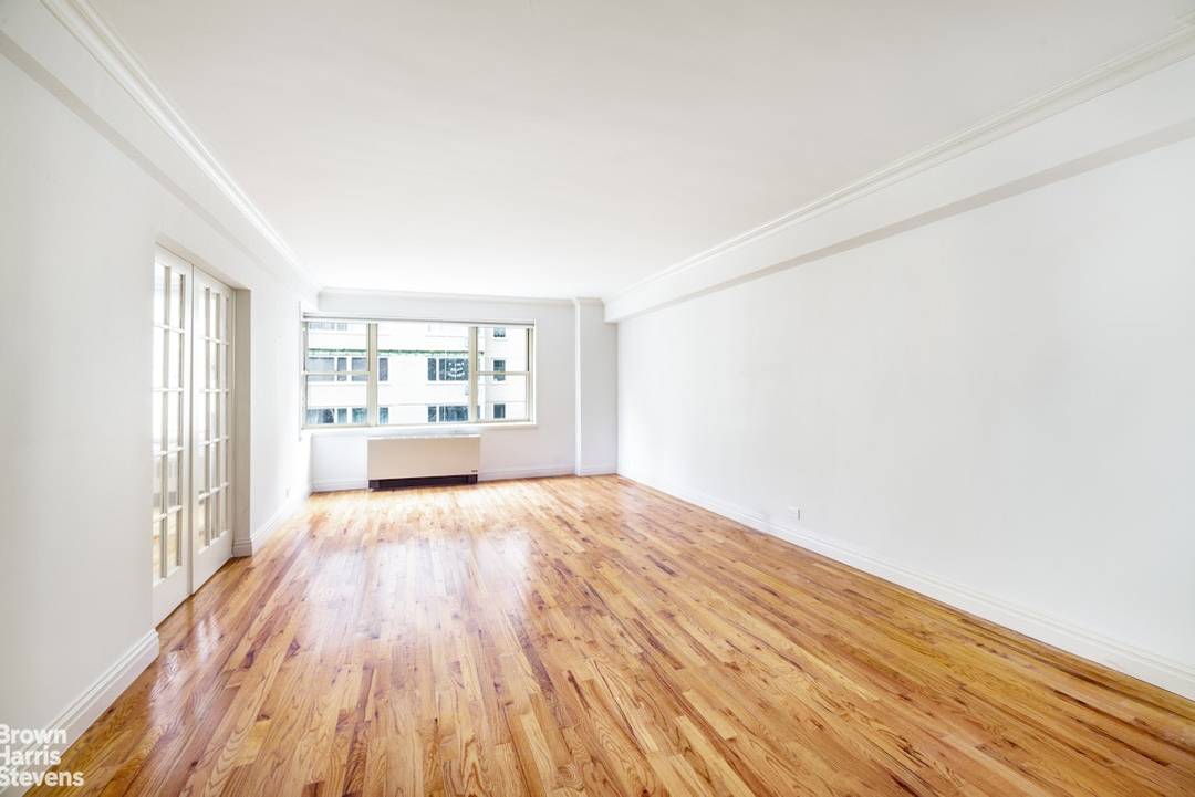 Spacious and elegant 1 bedroom home in excellent condition, ideally located on one of the city's most charming cul de sac blocks.