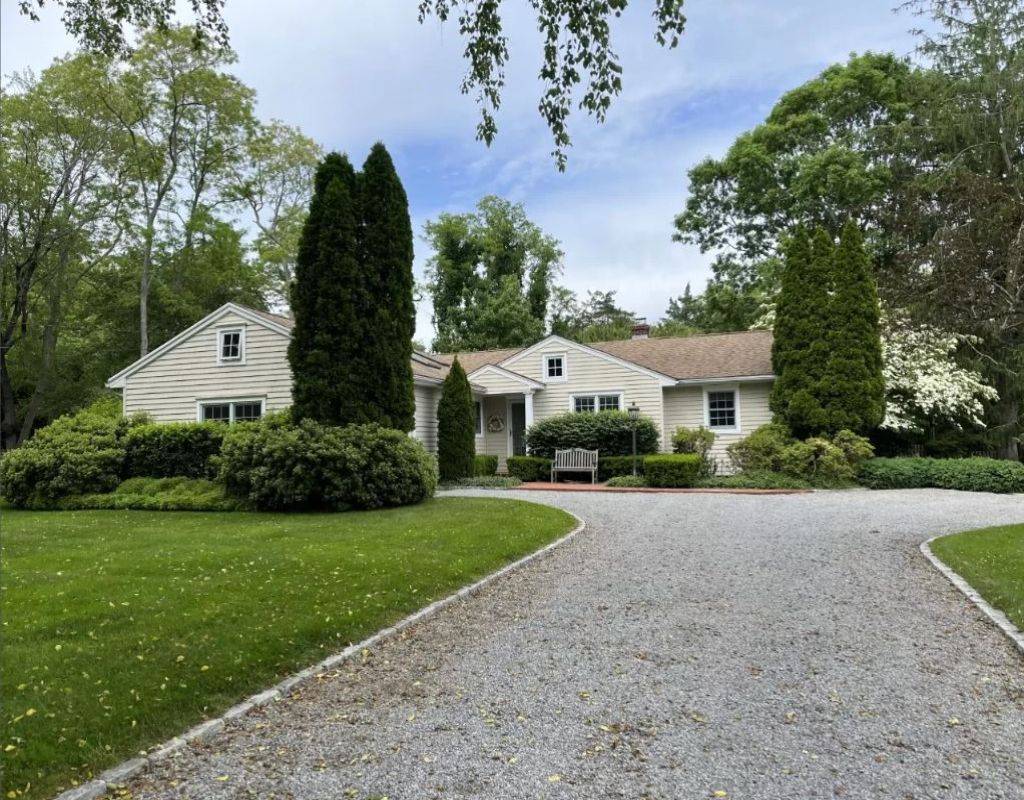 Three Bed Retreat w Pool, High-End Kitchen, & Sunlit Backyard