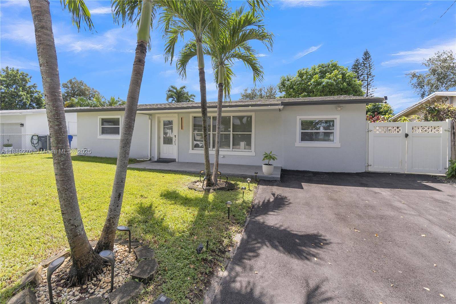 pool house, beautiful remodeled house located in an excellent area of ?