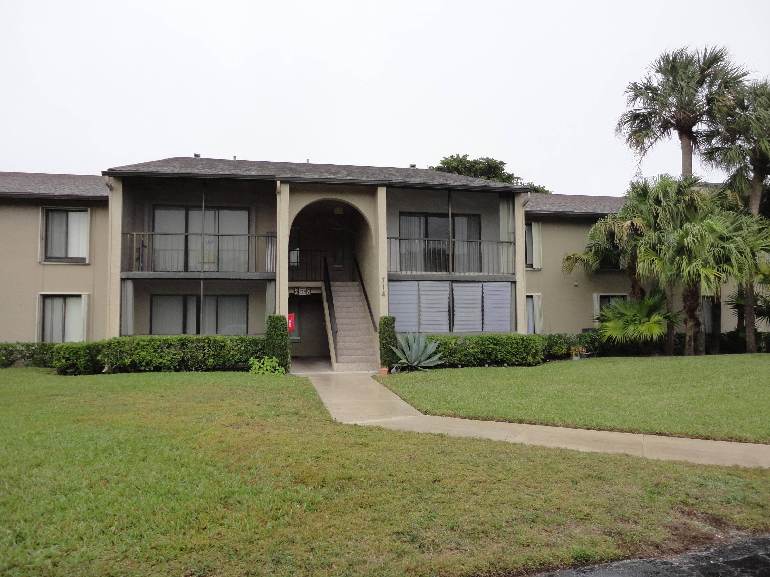 SPACIOUS CONDO HOME WITH NEWLY RENOVATED KITCHEN WITH ALL NEW STAINLESS STELL APPLIANCES.