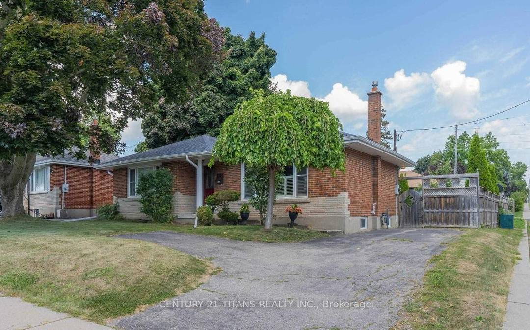 A charming 2 Bedroom Upper Level Home for Lease in Oshawa Prime Location !