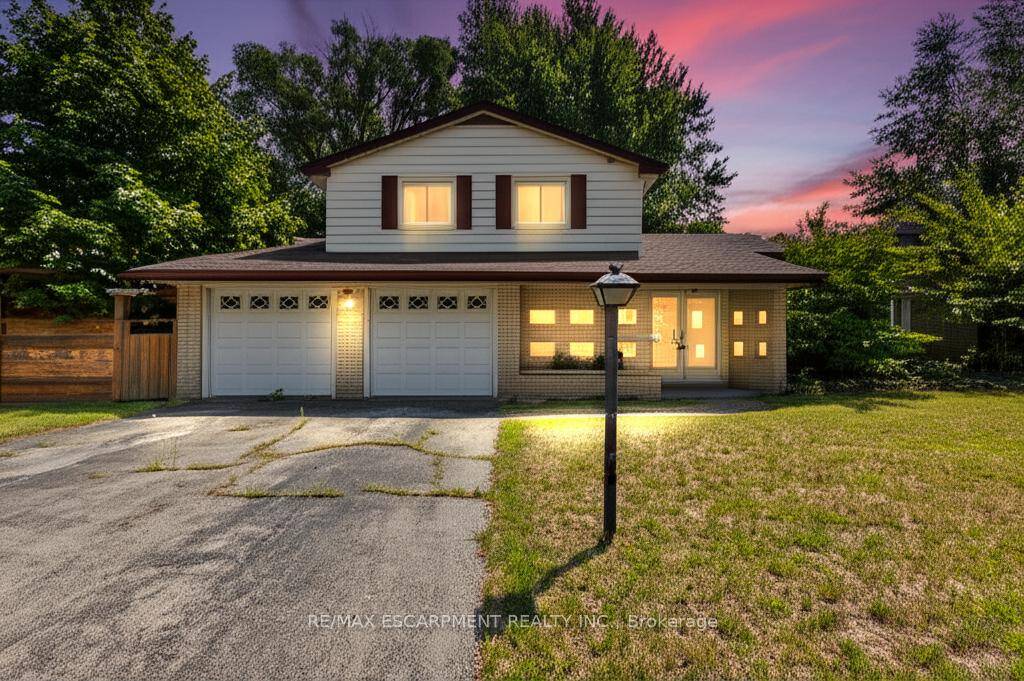 Welcome to 3050 Woodward Avenue, Burlington Discover this inviting sidesplit home in the heart of Roseland, where classic charm meets modern updates.
