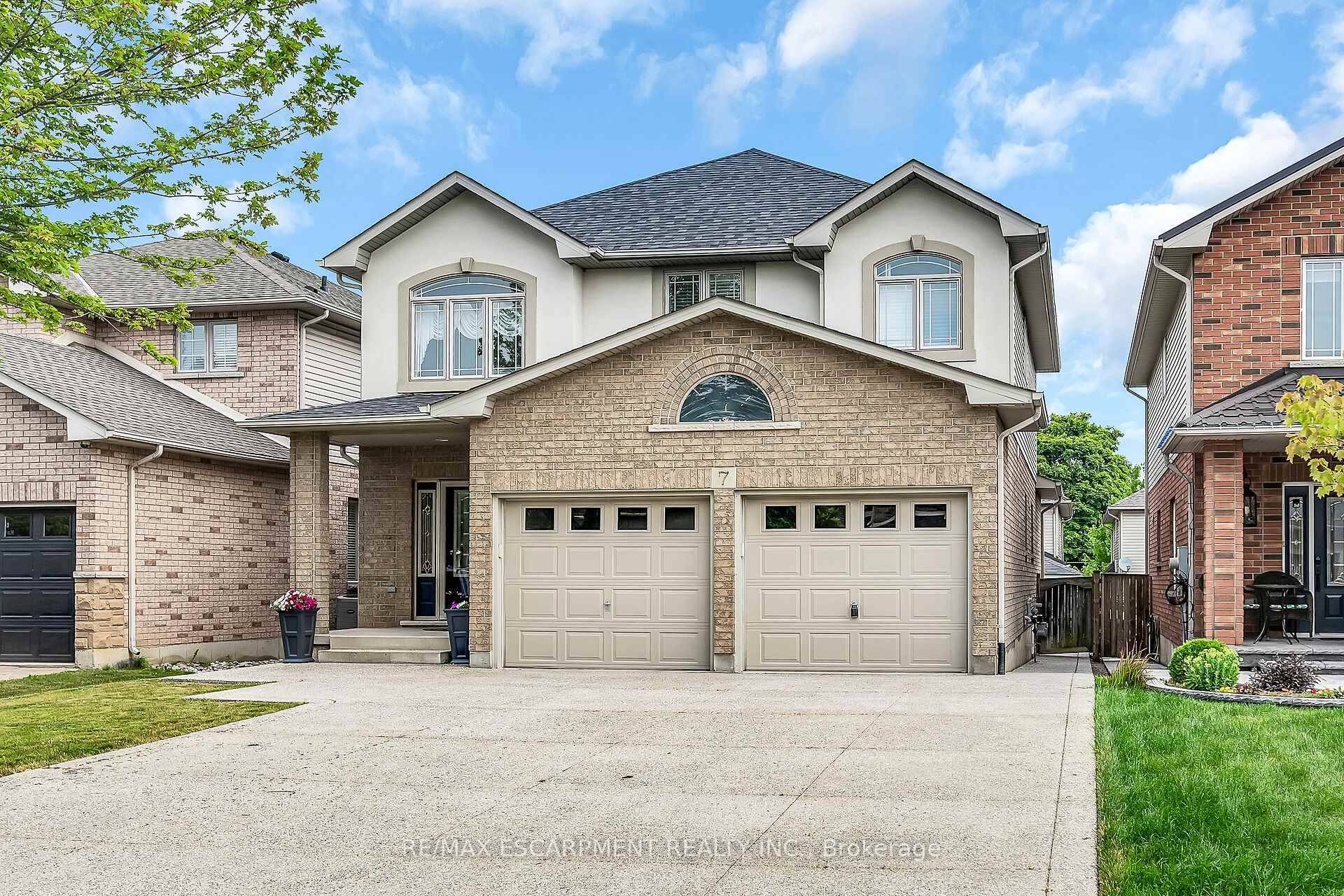 Gorgeous Executive Home in Prime Hamilton Mountain Location !