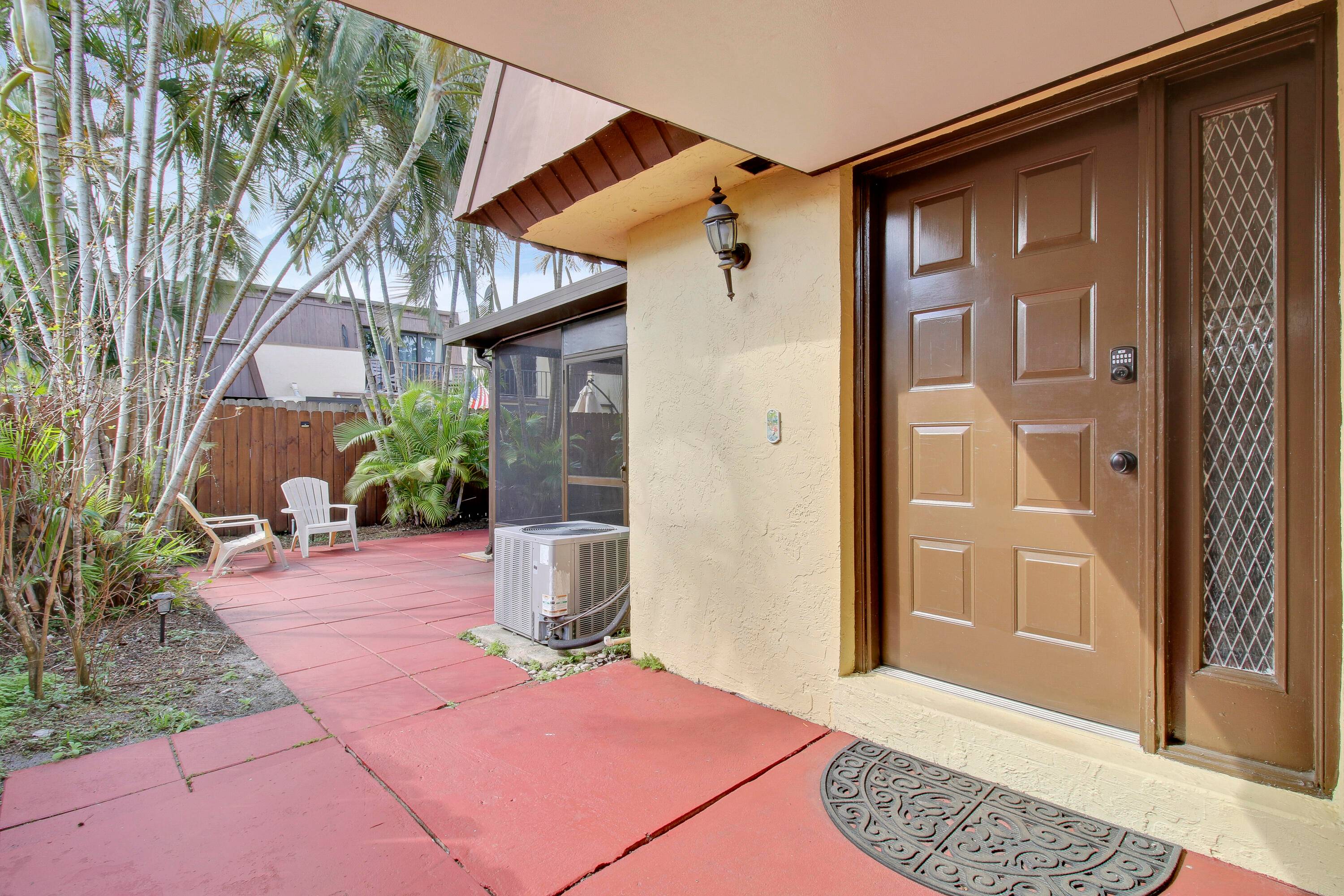Move in ready townhouse ideally located in Palm Beach Gardens !