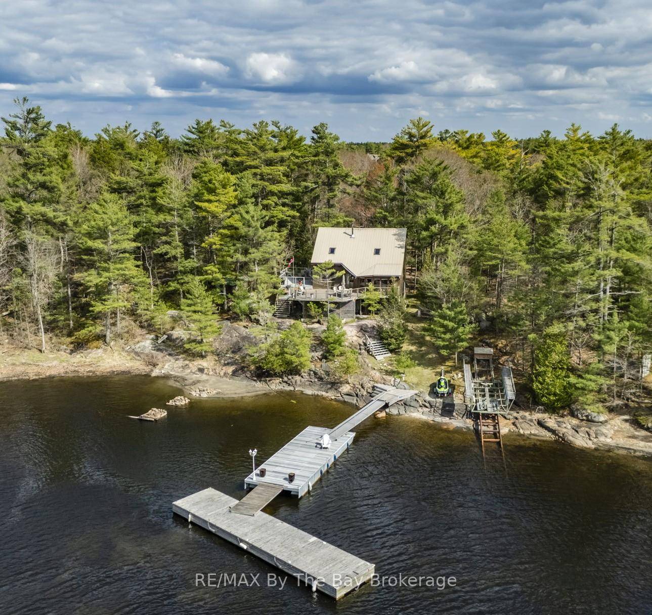 Only a 2 minute boat ride from central Honey Harbour, this Mermaid Island getaway is perched on a large 3.
