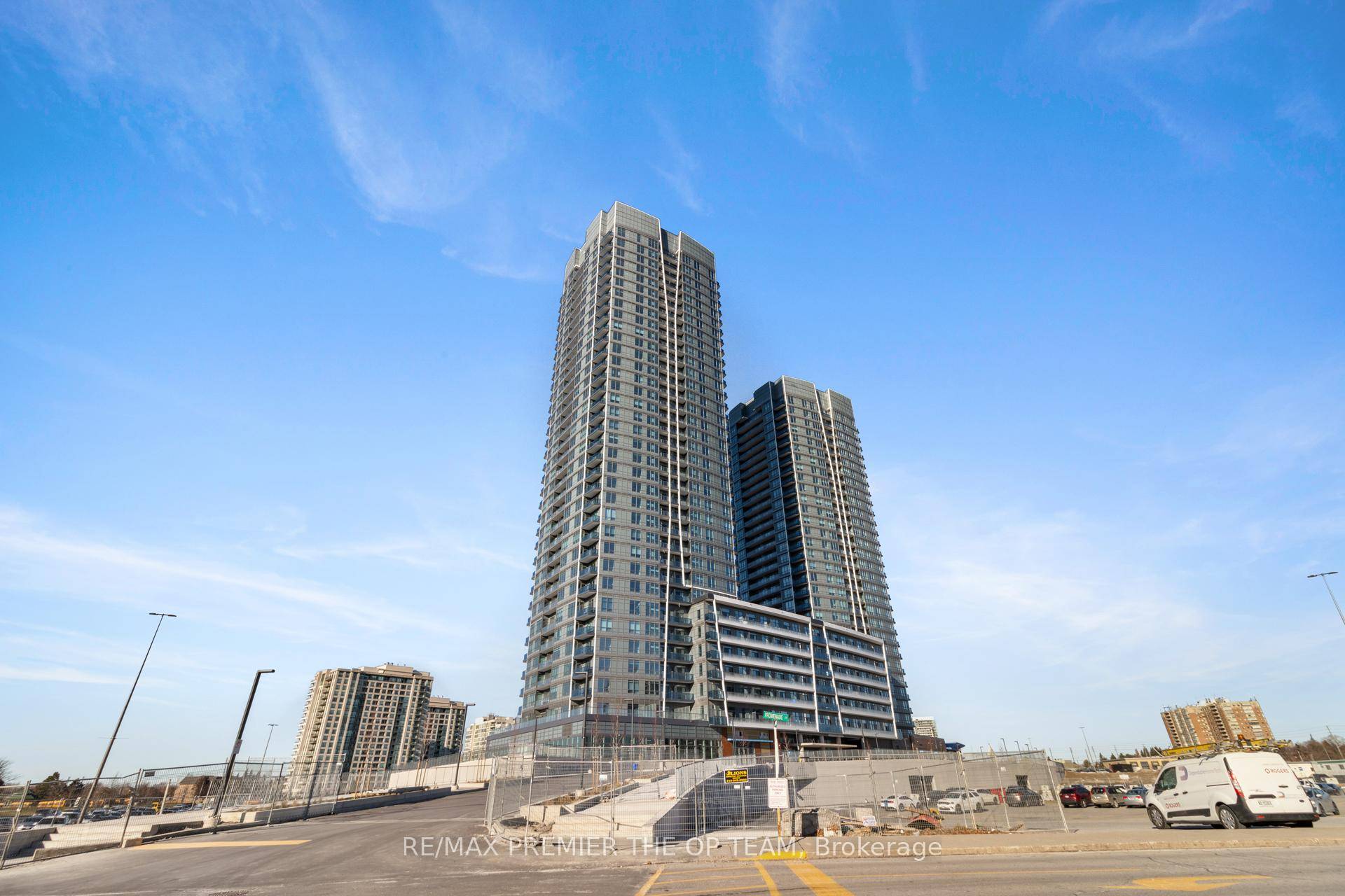 Welcome to this brand new, bright and spacious 1 bed den, 2 bath suite in the highly sought after Promenade Park Towers Building A, located in the heart of Thornhill.