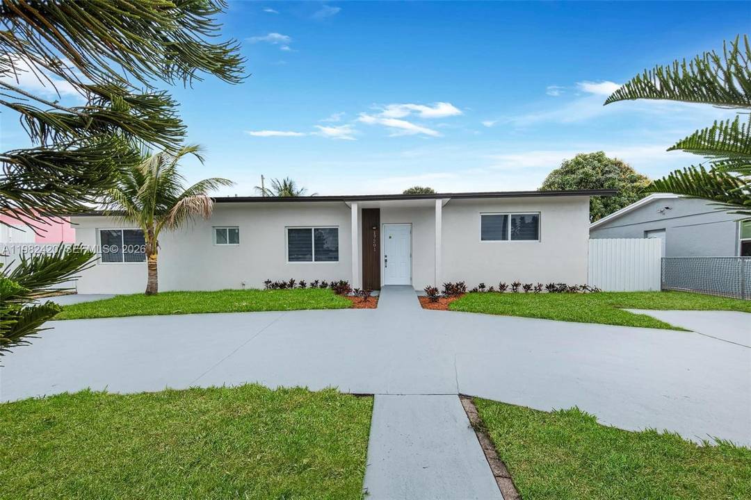 REMODELED HOME. NEW FLOOR THROUGHOUT, NEW SOLID WOOD CABINETS, NEW CALACATA QUARTZ COUNTERTOP, NEW STAINLESS STEEL APPLIANCES, NEW MODERN BATHROOMS, LED MIRROS, NEW INTERIOR CARPENTRY, NEW ELECTRICITY, LED SKY LIGHTS, ...