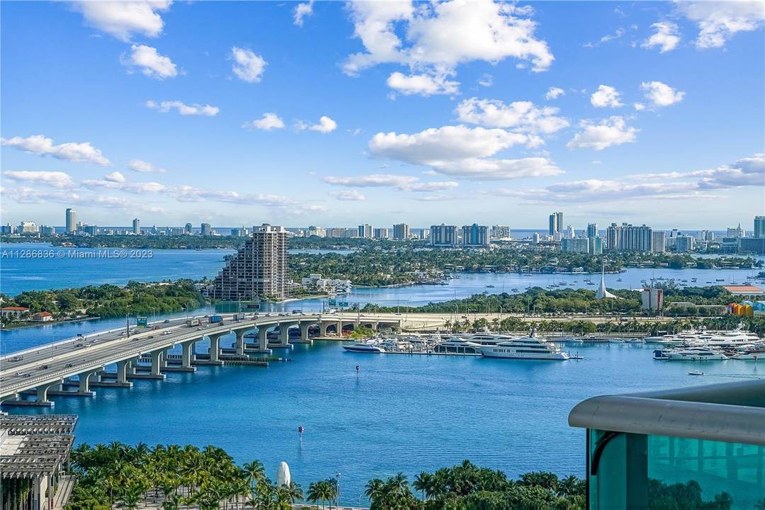 Click on Virtual Tour Link for Video Tour Firm price Spacious 1 Bedroom condo with 2 full baths amp ; a den at the 900 Biscayne Building located in downtown ...