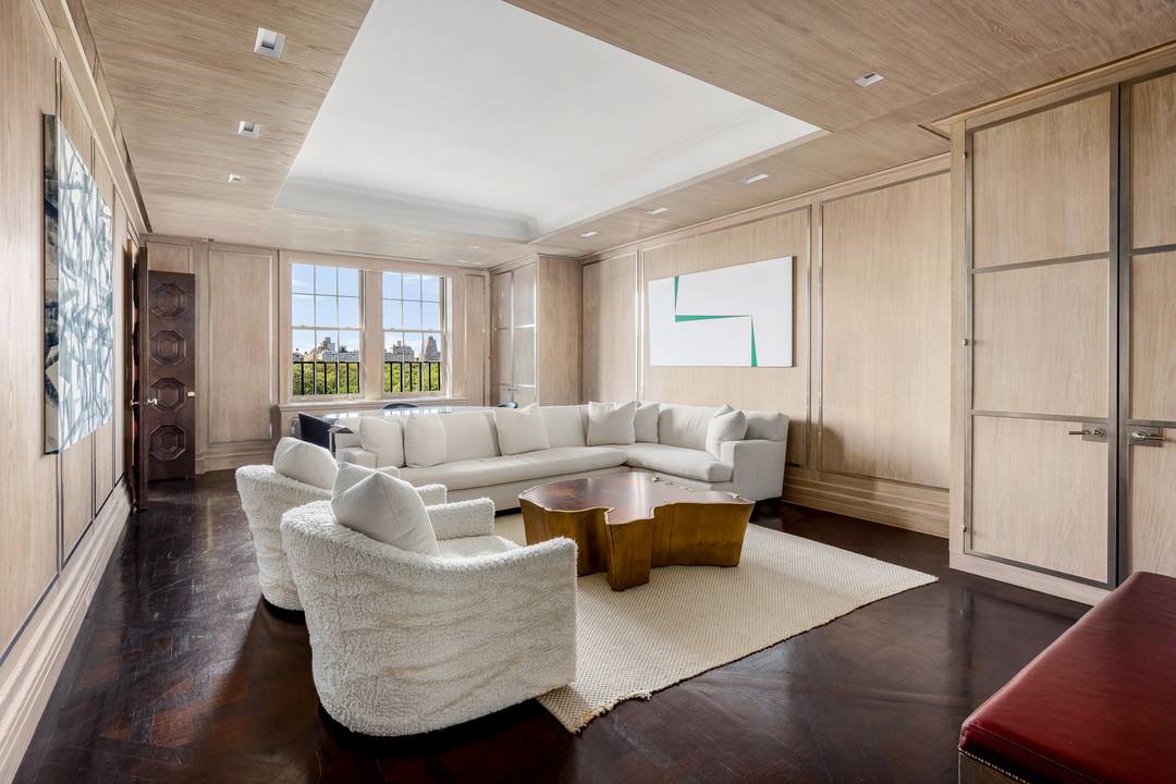 Magnificent Full Floor Residence on Fifth Avenue Commanding a prime position high above Central Park, this exceptional full floor residence offers sweeping, unobstructed vistas of the Metropolitan Museum of Art, ...