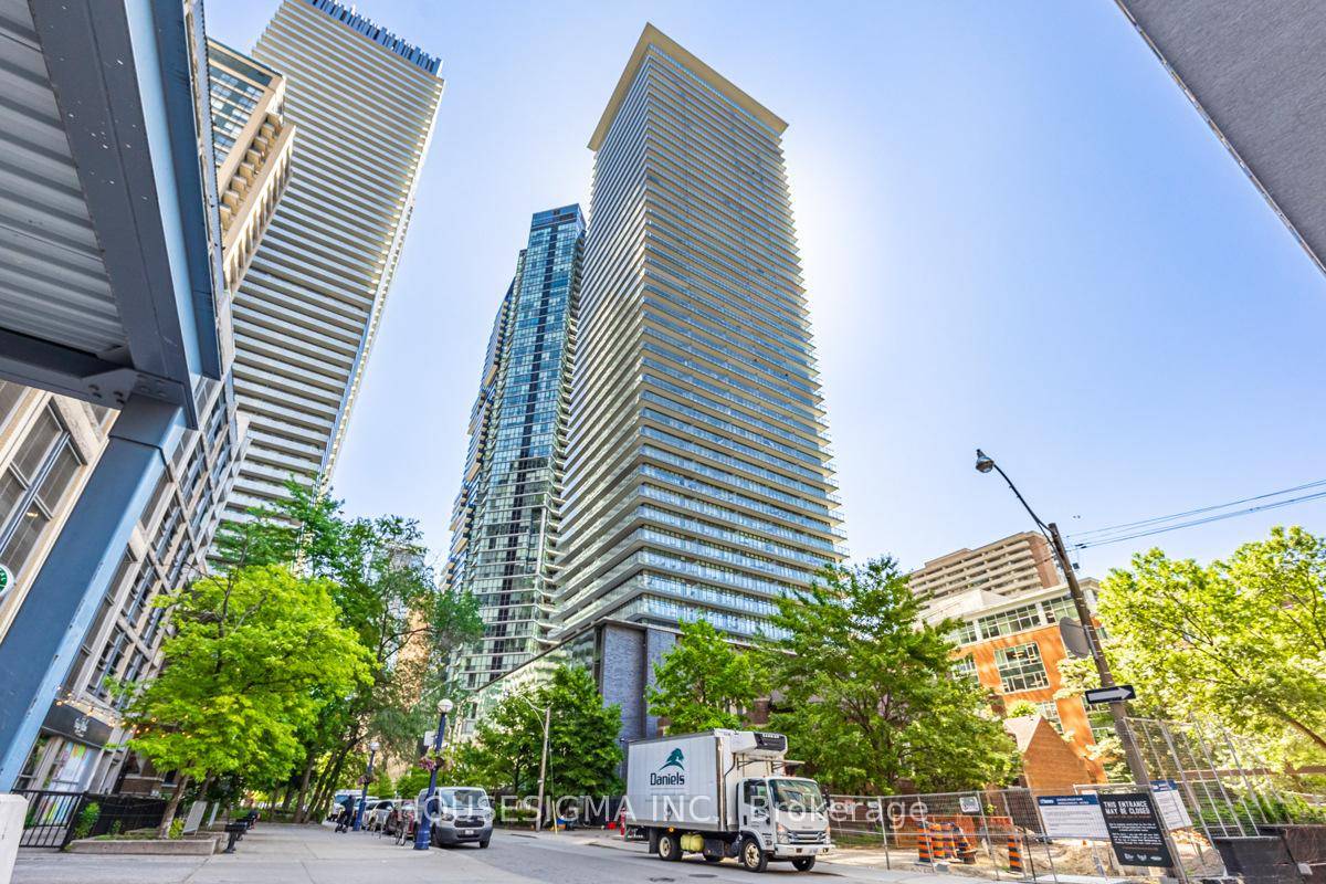 Located in the iconic Casa Condos building, this stylish 1 bedroom plus den, 635 sq.