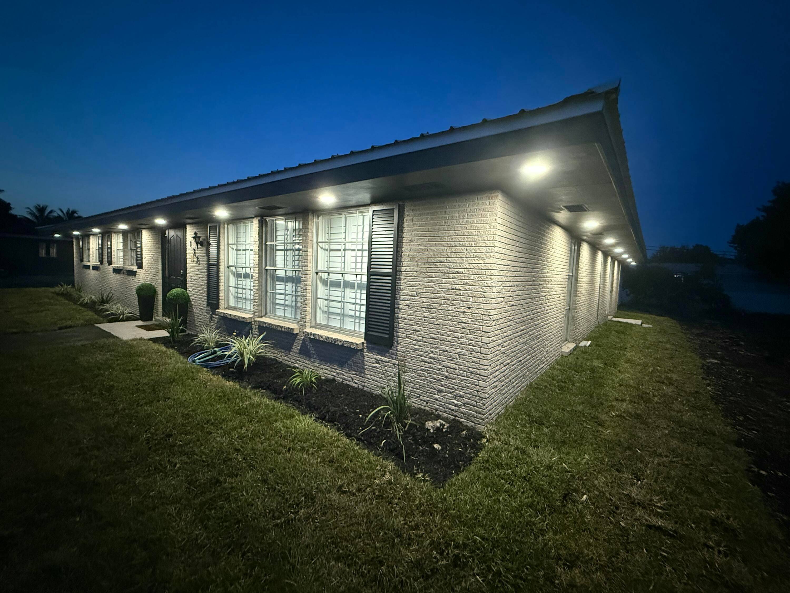 Beautifully Renovated 3BR 2BA Home Major 2025 UpgradesCharming 3 bedroom, 2 bath home featuring hardwood floors and classic Mexican tile.