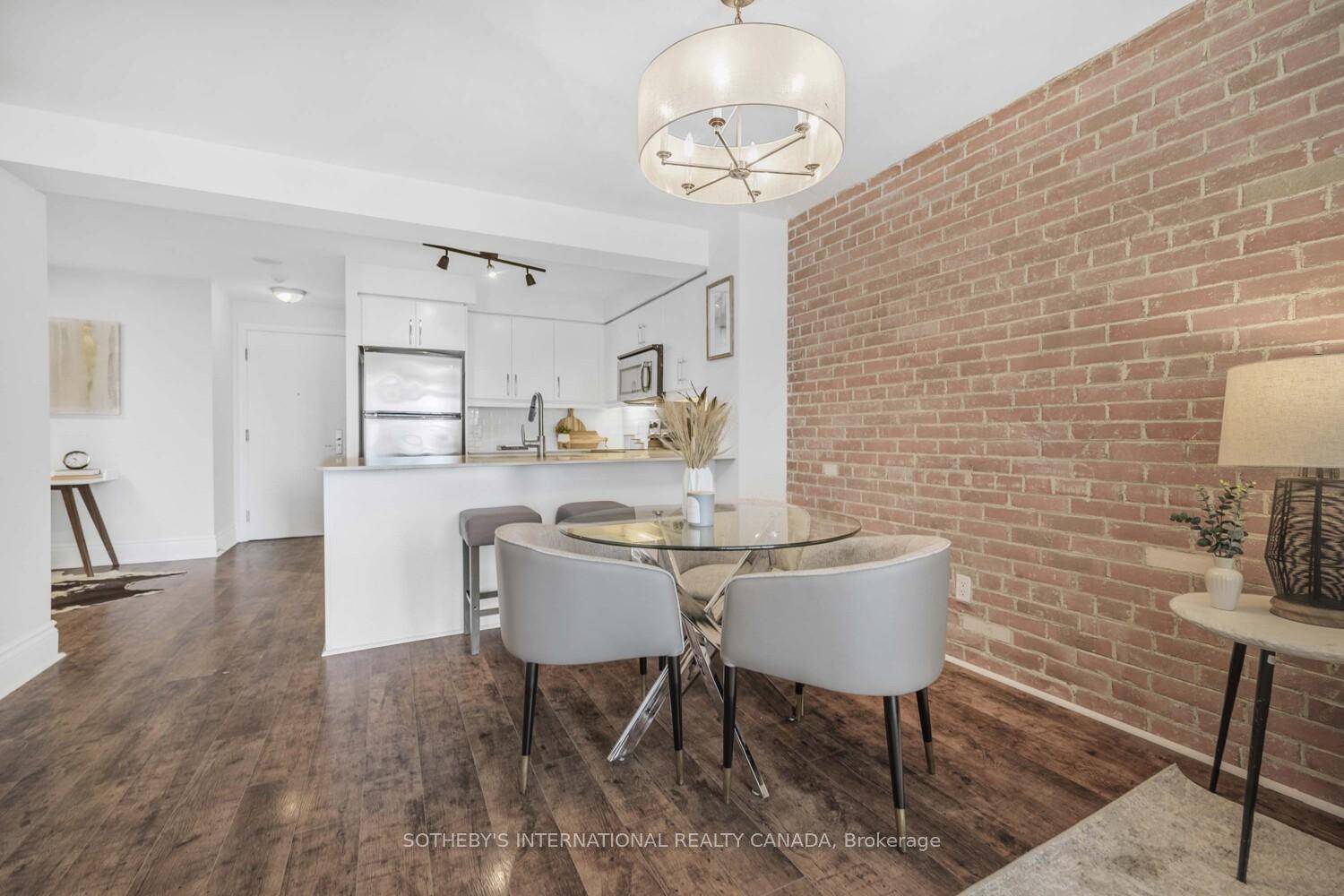 A true must see Condo located in one of the best buildings in the heart of downtown.