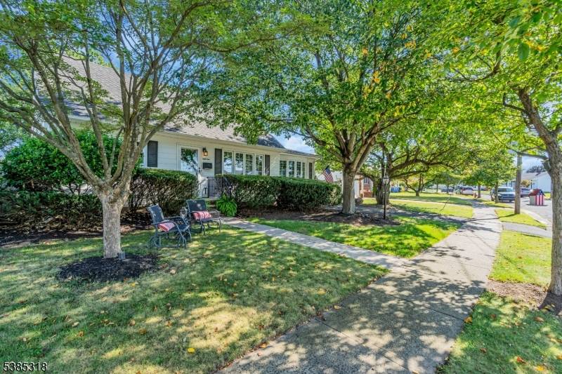 Gorgeous Home Is Ready For Quick Closing !