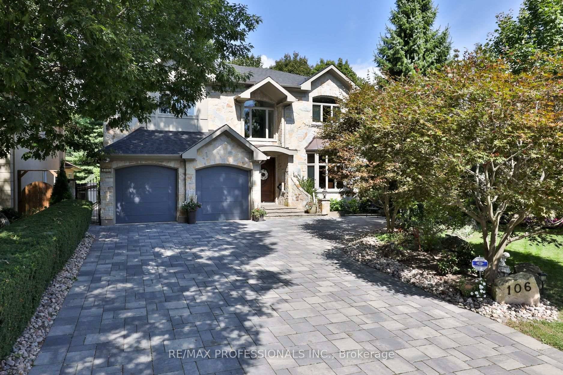 Luxury Living in Prestigious Humber Valley Village !