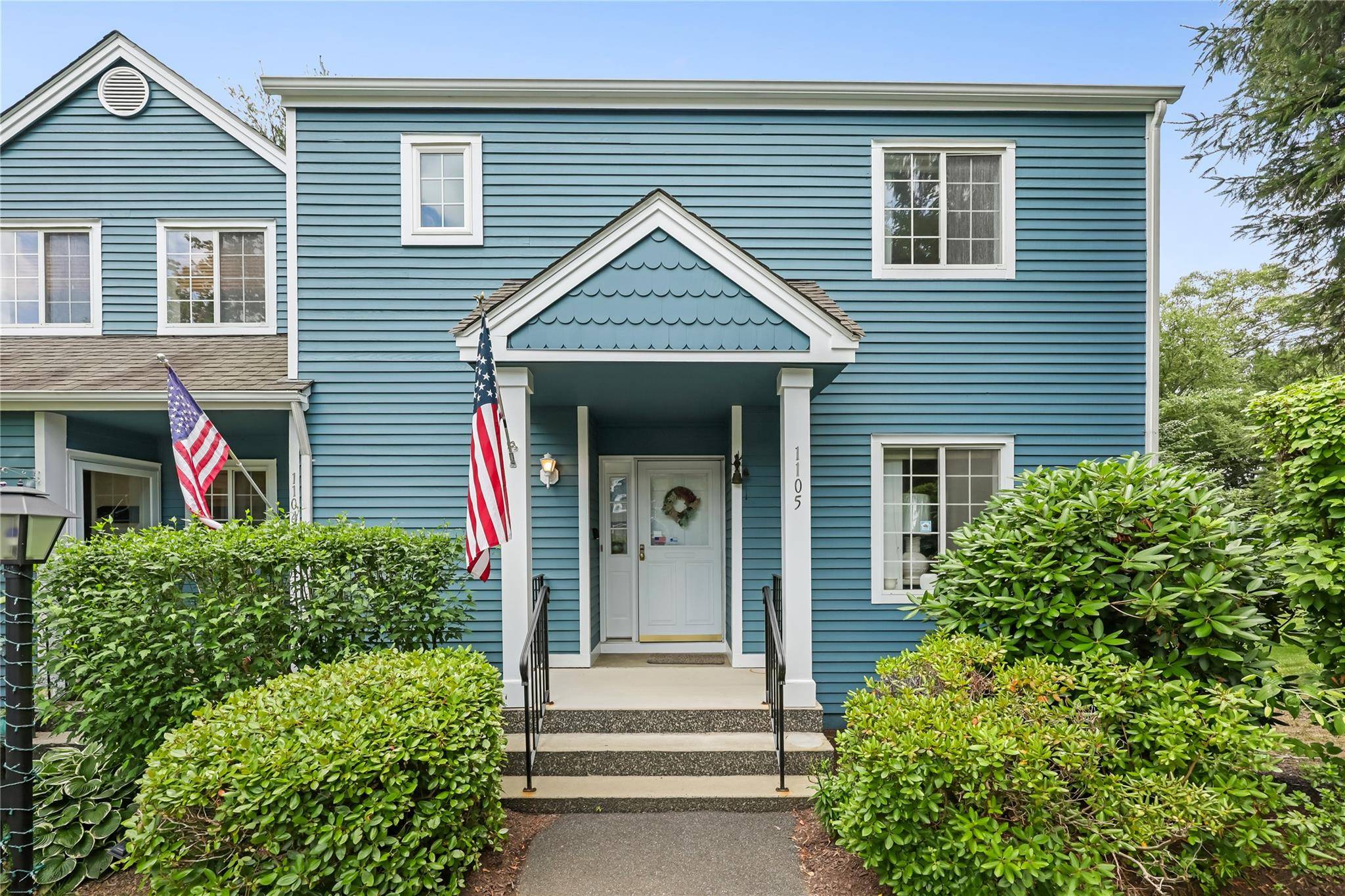 Wonderful 2 BR 2 1 2 Tri Level END Unit Townhome in Fieldstone Pond !