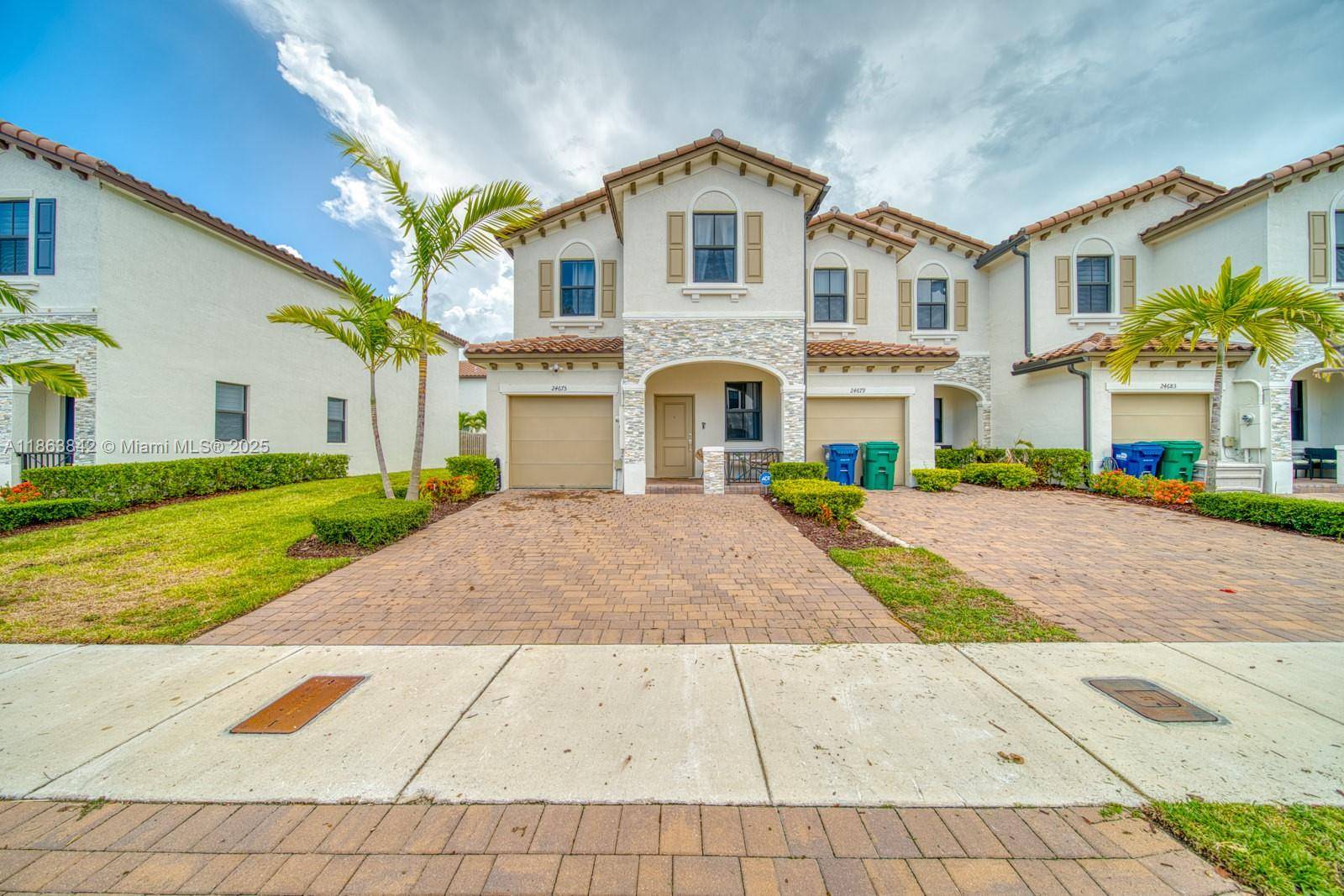 Move in ready 3 2. 5 townhouse 1 car garage built in 2022 !