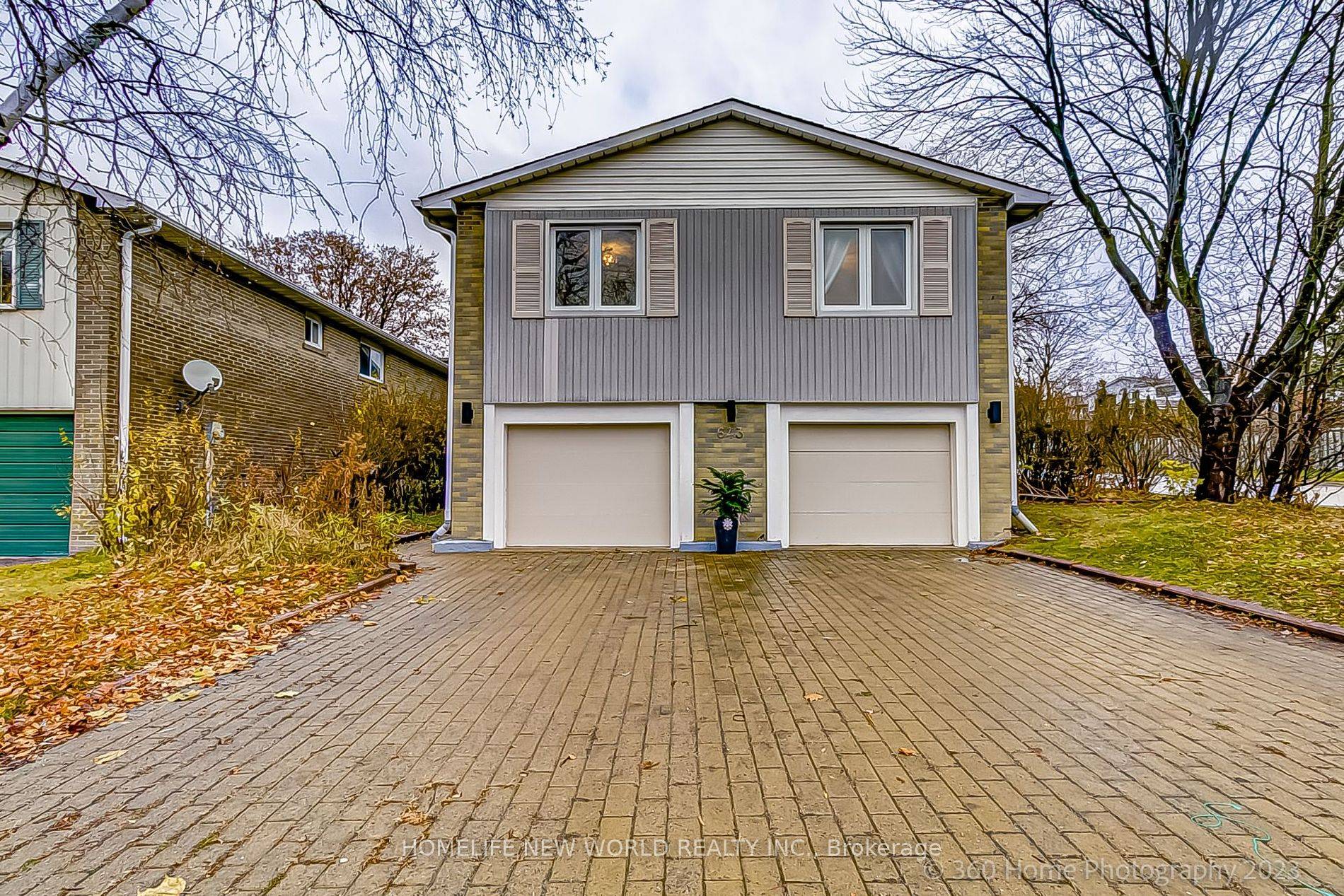 Gorgeous 3 Bdr Raised Bungalow Located in Heron Heights, Newmarket, in a very friendly and quiet neighbourhood.