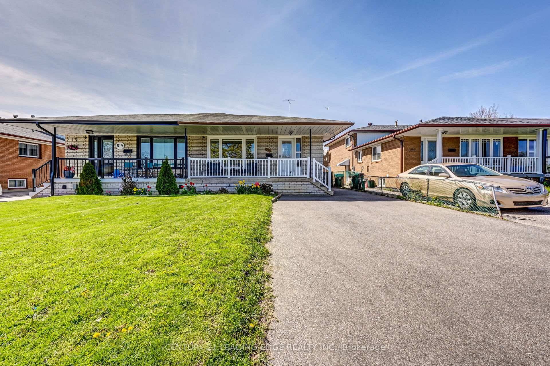 Don't Miss Out ! Immaculate amp ; Clean 3 Bdrm Home In High Demand Cooksville Neighbourhood, PrimeLocation Of Mississauga, Peaceful amp ; Quiet Street.